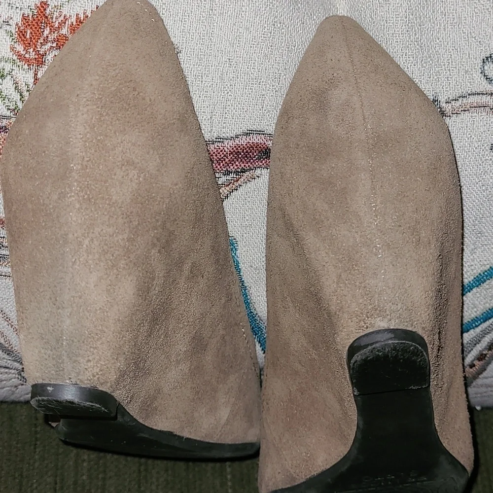 Franco Sarto Round toe Wedge heel pumps in a pretty dark tan. Size 8